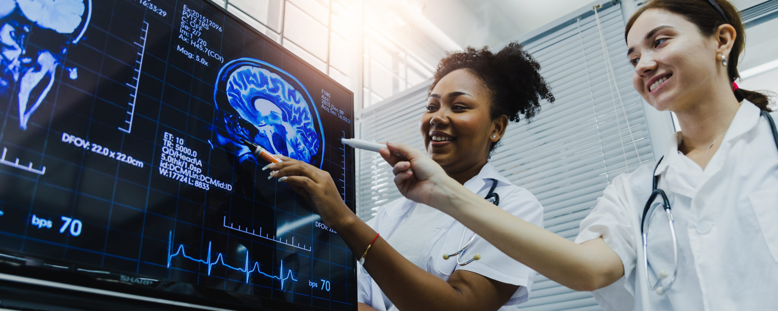 EEG brain scan comparison showing differences in alpha and beta wave activity during self-reflection between psychedelic users and non-users, highlighting altered activity in the default mode network, including the posterior cingulate cortex.